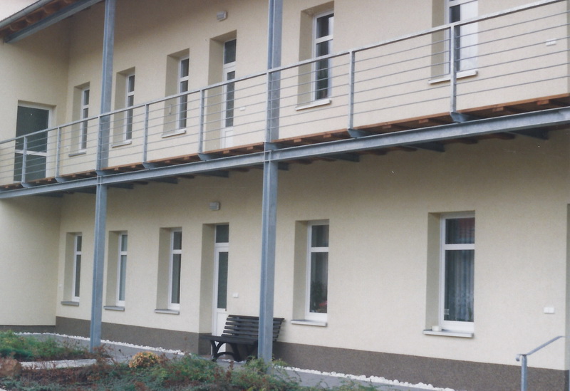 Edelstahlgeländer mit Glasfüllung an einer Balkonanlage