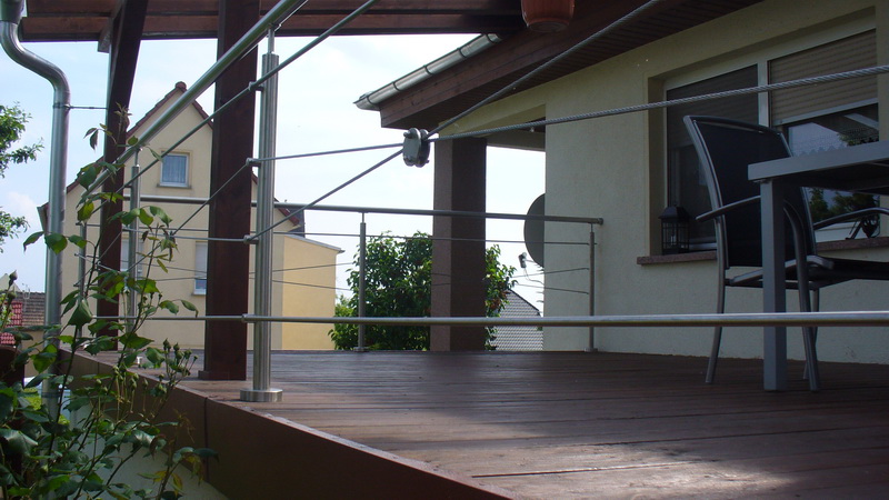 Verzinktes Treppengeländer mit vertikalen Stäben