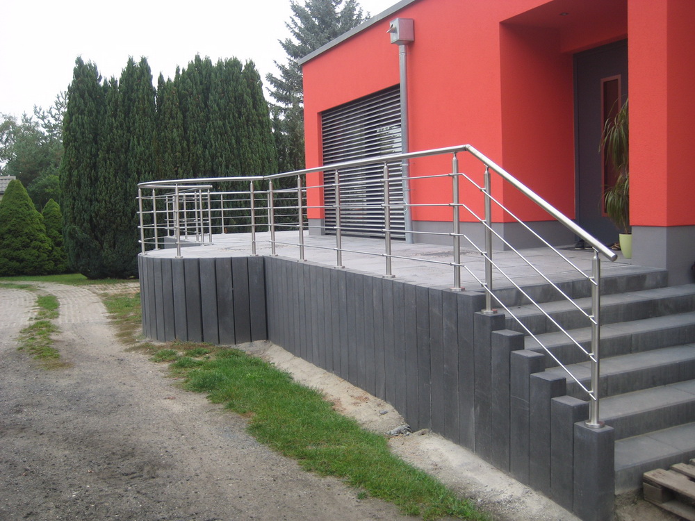 Stahlgeländer mit Zierelementen und Pulverbeschichtung