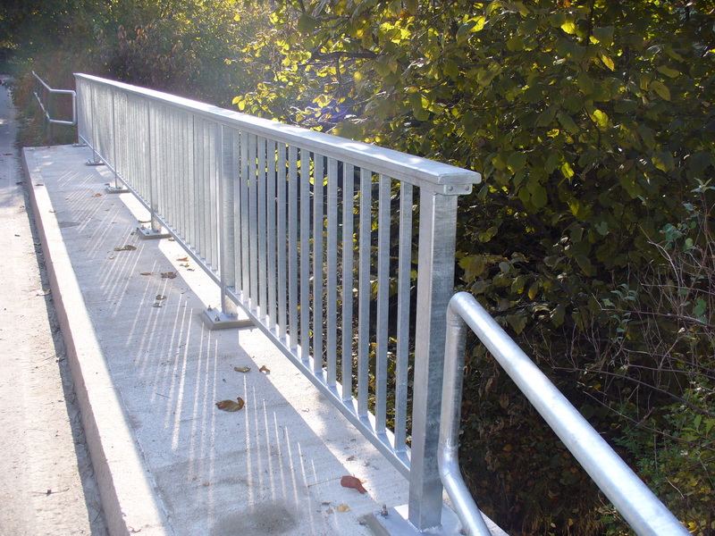 Balkonanlage mit geschlossenen Blechfüllungen