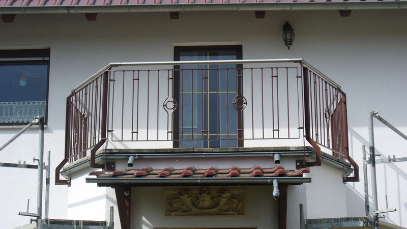Geländer mit Holzhandlauf und feuerverzinkten Stäben