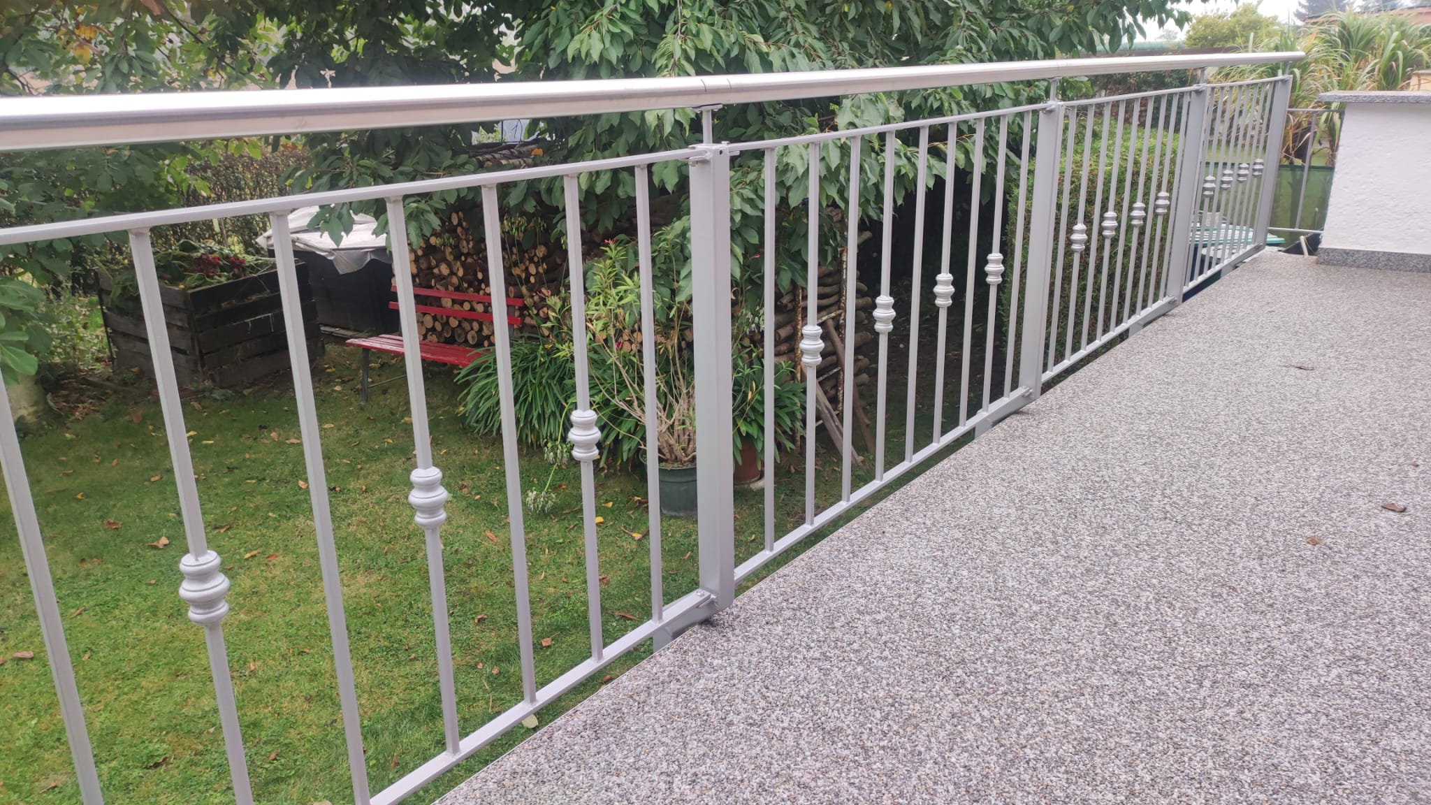 Filigranes Edelstahlgeländer mit Glasfüllung