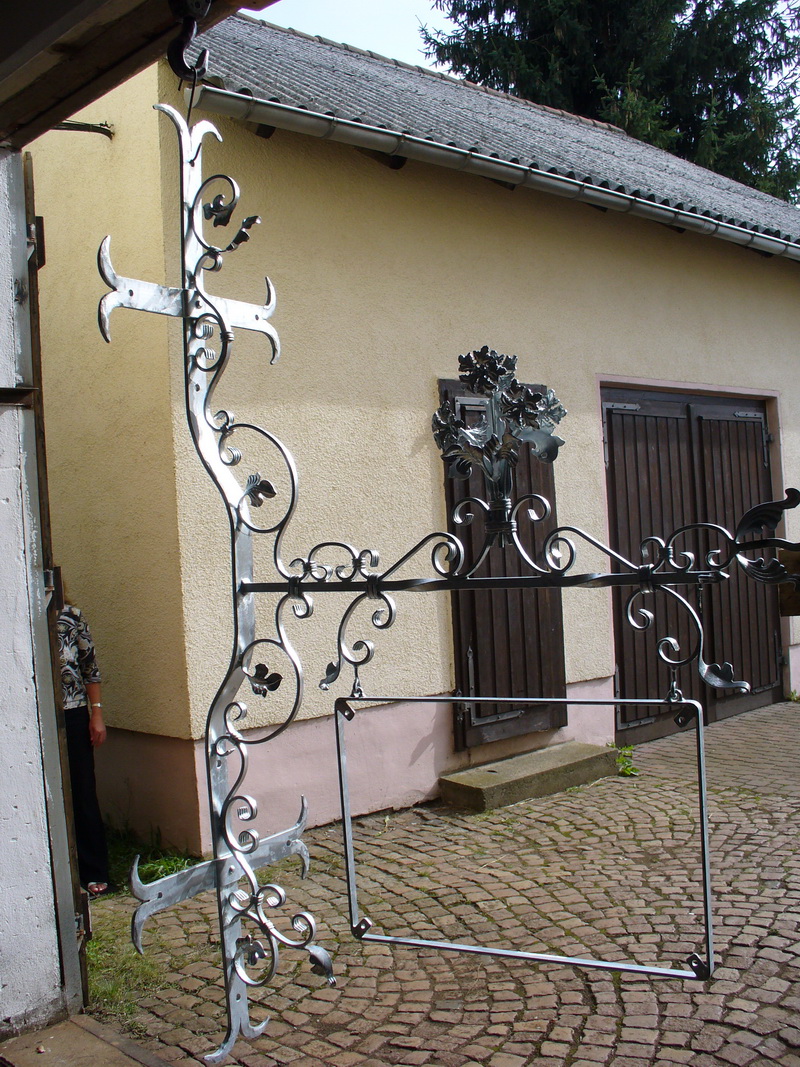 Sonderpodest aus Stahlprofilen mit Gitterrostbelag