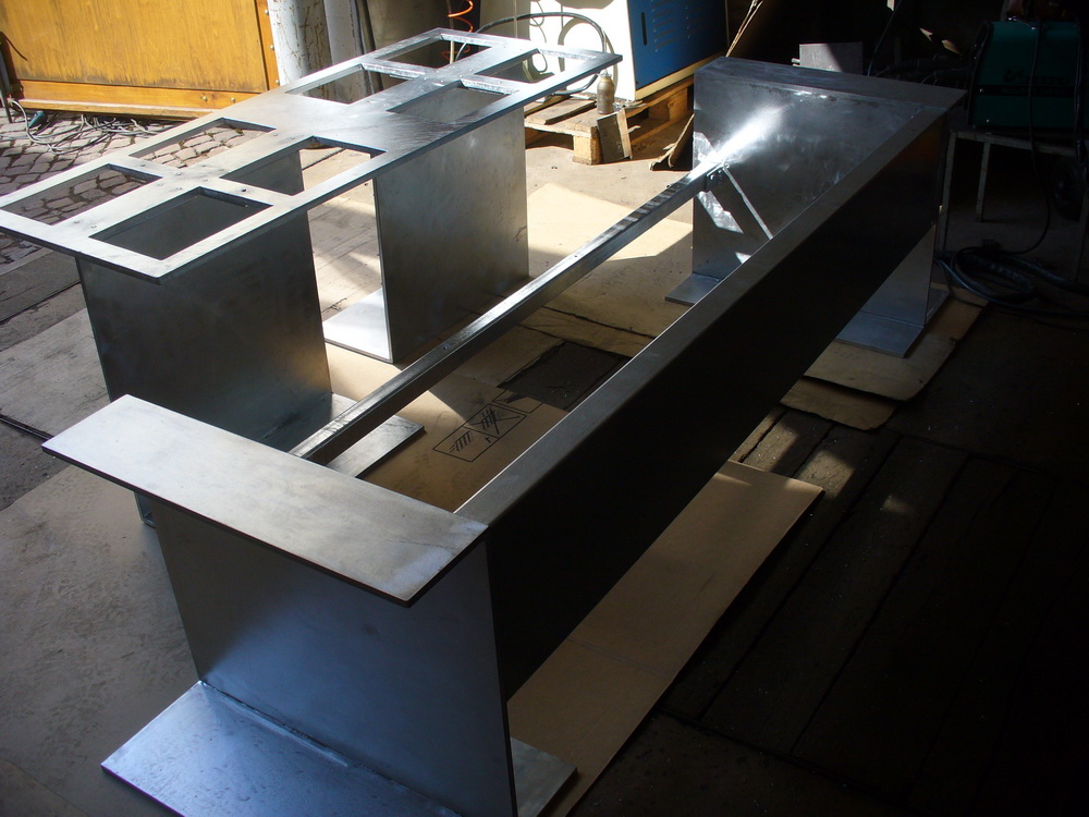 Montage einer Sonderkonstruktion aus Edelstahl