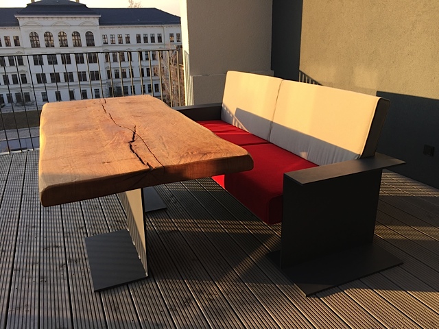 Sonderanfertigung in Form eines robusten Metallarbeitstisches