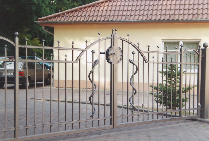 Freitragendes Metalltor von Metallbau Jurich