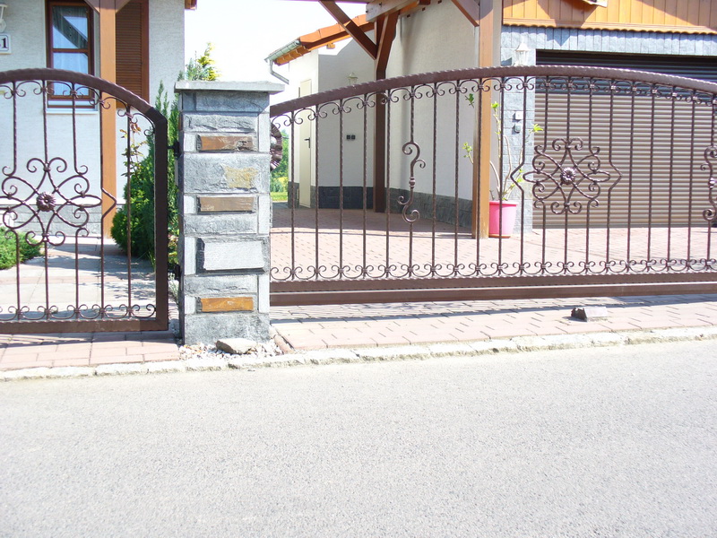 Pulverbeschichtetes Gartentor mit integrierter Personentür