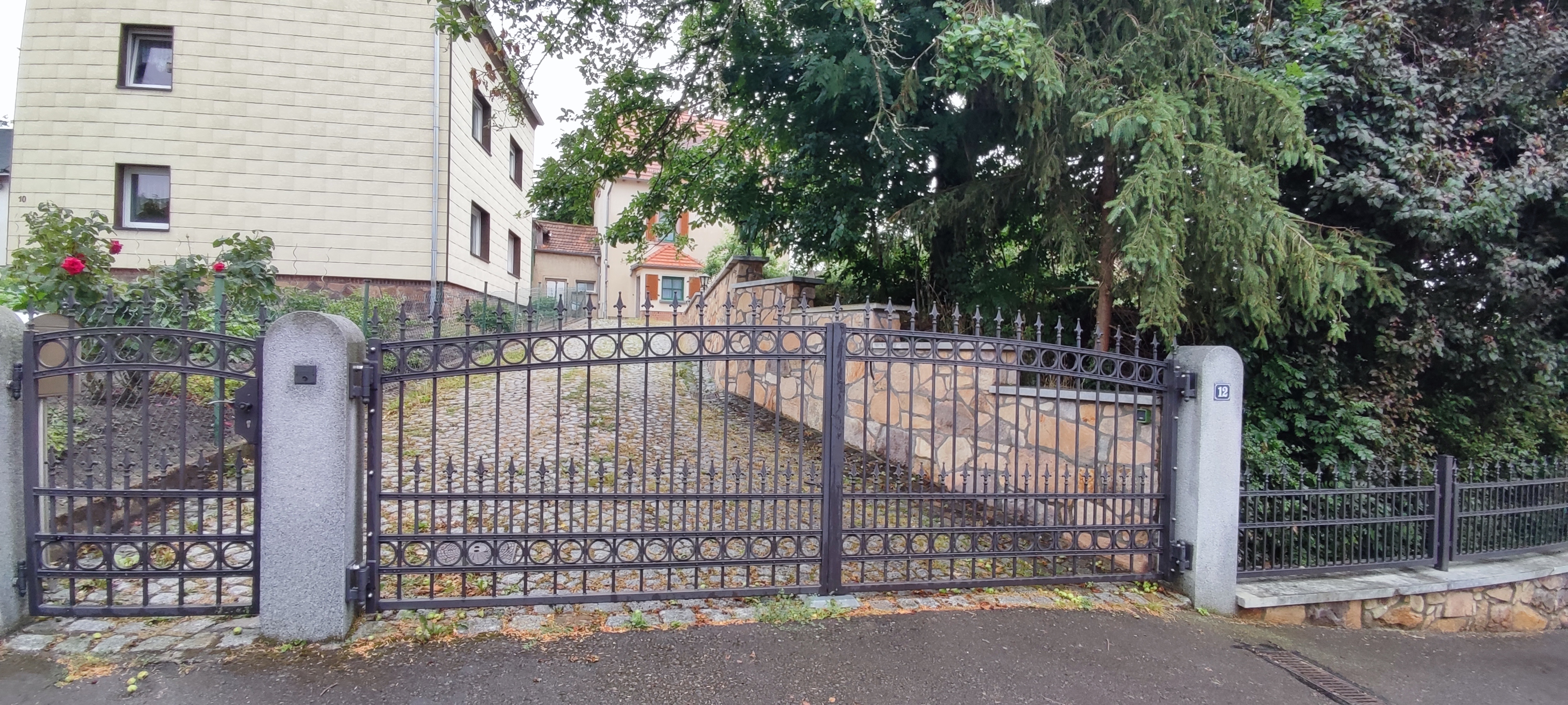 Verzinktes Schiebetor mit eleganter Querstrebenoptik