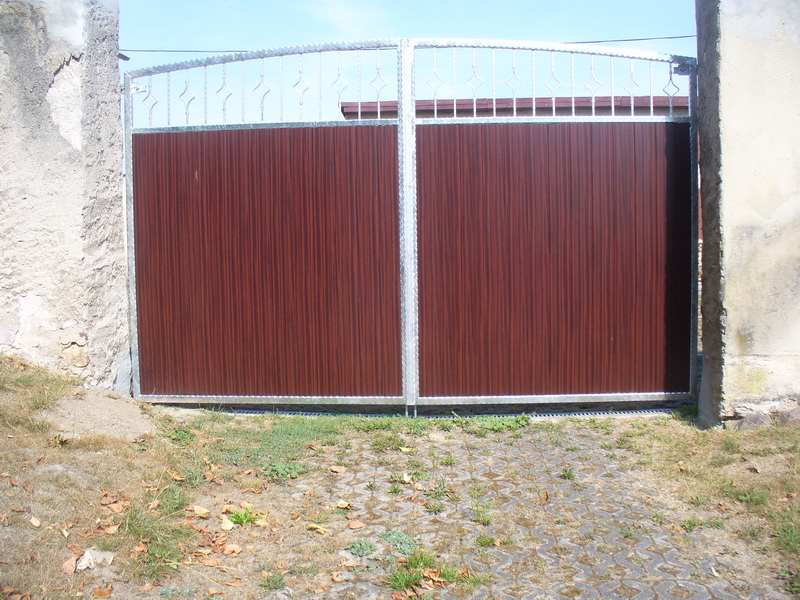 Zaunanlage mit integriertem Schiebetor und Sichtschutz