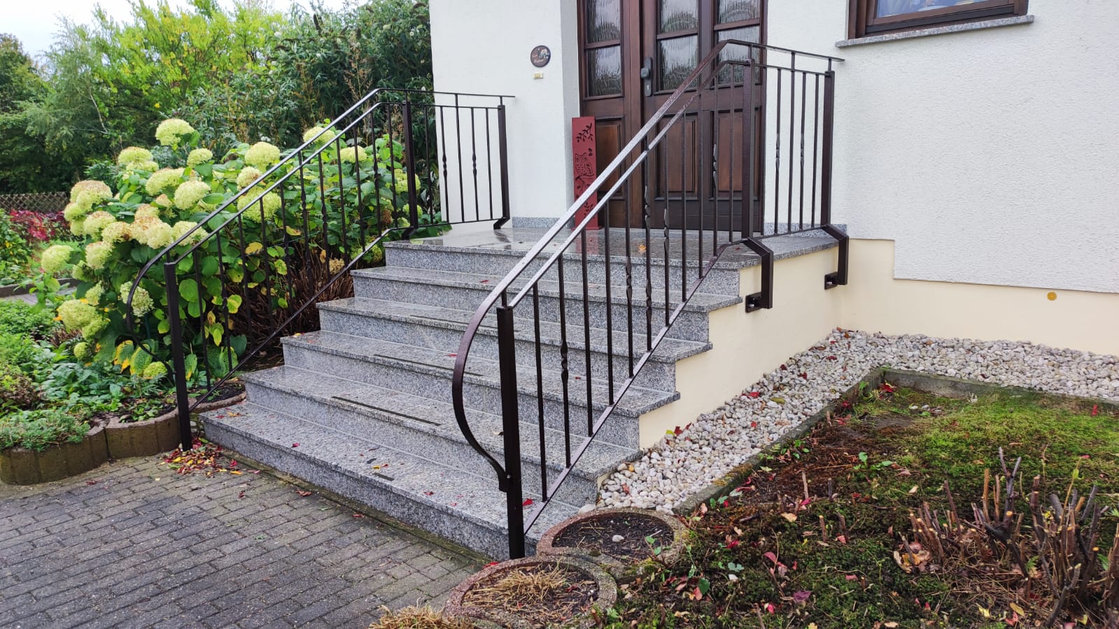 Verzinkte Außentreppe mit Podest und Gitterroststufen