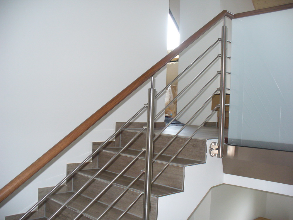 Außentreppe aus verzinktem Stahl mit Gitterroststufen